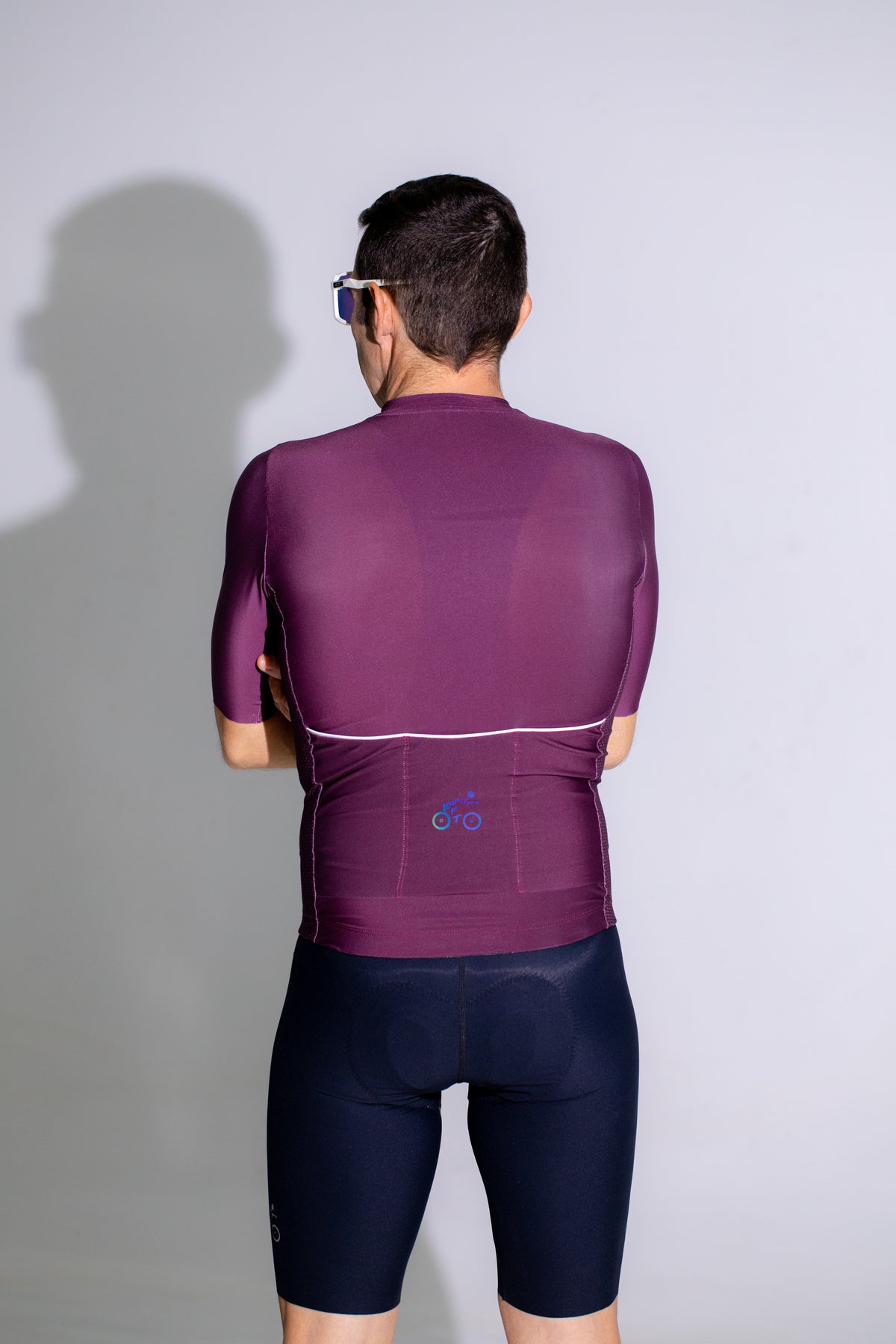 MEN'S BASIC SHORT-SLEEVED JERSEY WITH GRAPE AND Iridescent LOGO