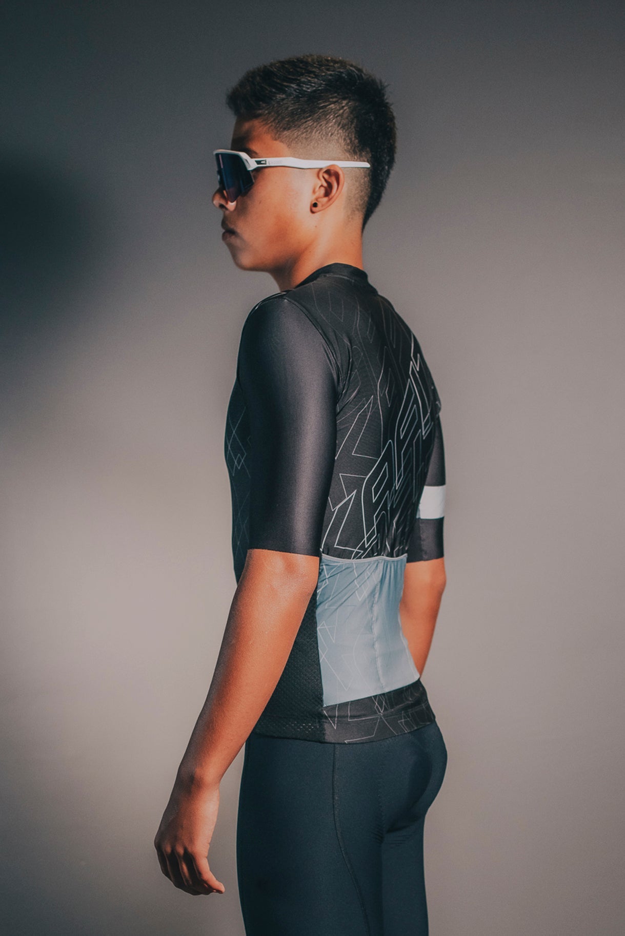 MC MORPHO BLACK BASIC SWEATER FOR MEN